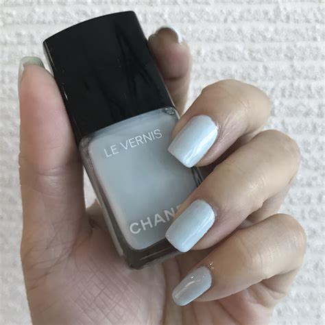 chanel le vernis bleu pastel